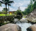 Cachoeira nos fundos da pousada